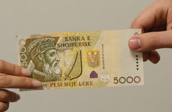 Frika per perhapjen e Covid-19 permes parase cash: Vjen pergjigjja zyrtare